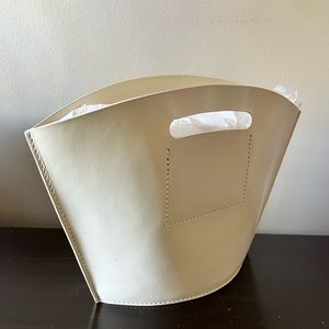 Lauren Manoogian
Beautiful tan 100% leather Made in Peru. Brand new!